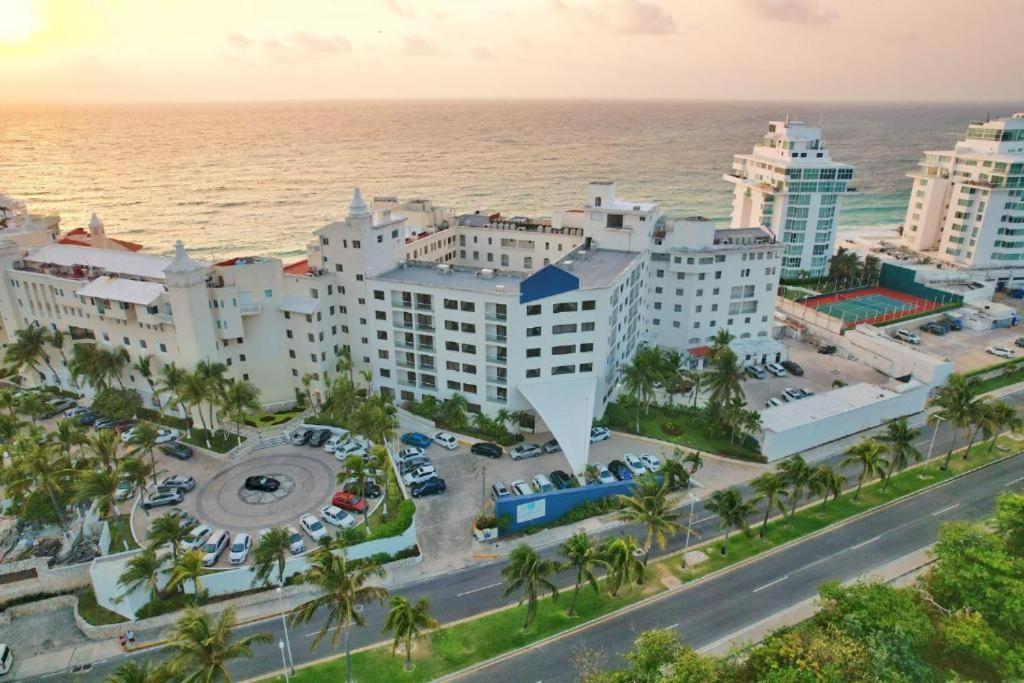 Beachfront Studio With Ocean View Cancun Exterior photo